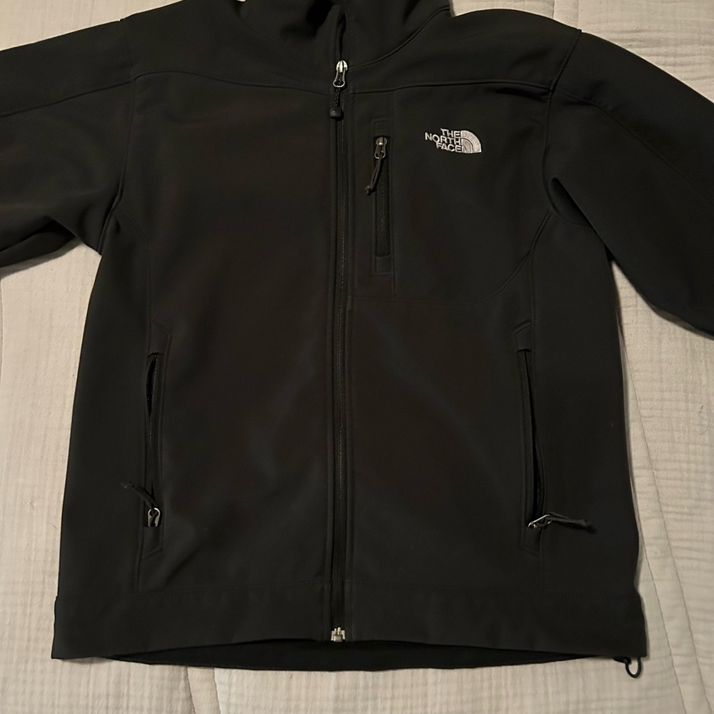 Black Men’s North Face Apex jacket